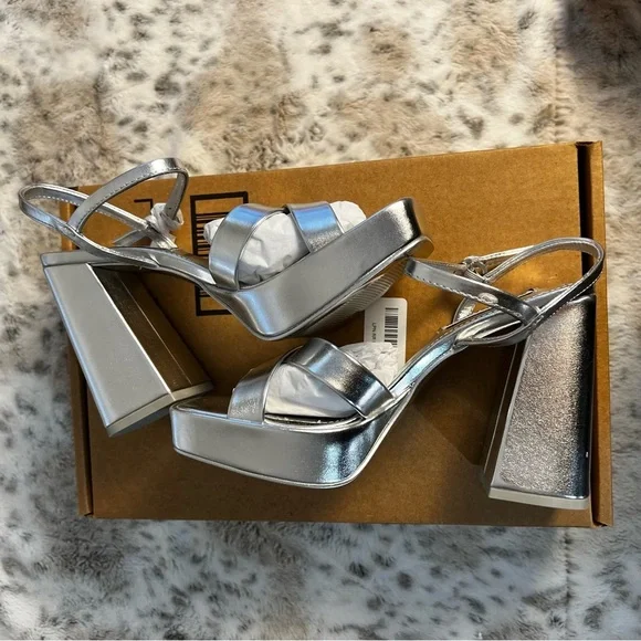 New Silver Steve Madden Platform Cross-Strap Sandals, Crazy Heels, sz 6 - Picture 12 of 14